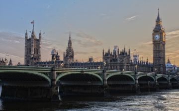 Többen megsebesültek egy késeléses támadásban Londonban, a rendőrök egy embert lelőttek