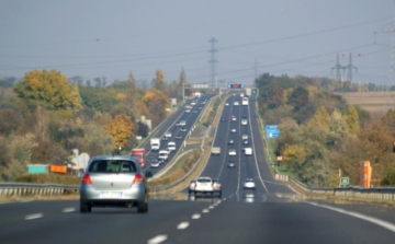 Közel másfél millió esetben éltek az autósok a 60 perces türelmi idővel