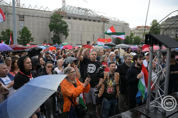 Az európai uniós migrációs paktum ellen tüntettek Budapesten